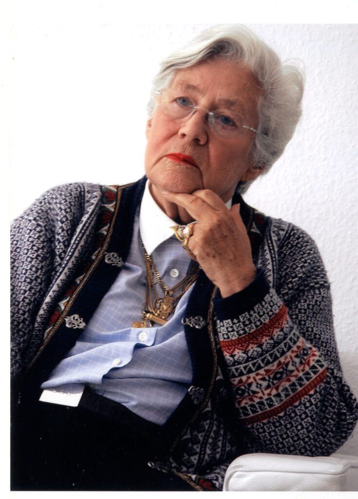 alt="image d'une grande poétesse de la poésie contemporaine illustrant un de ses poèmes