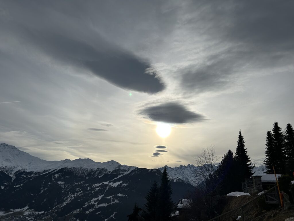 Alt =" coucher de soleil à mal tombée du jour entre ombre et lumière à Verbier en Suisse"