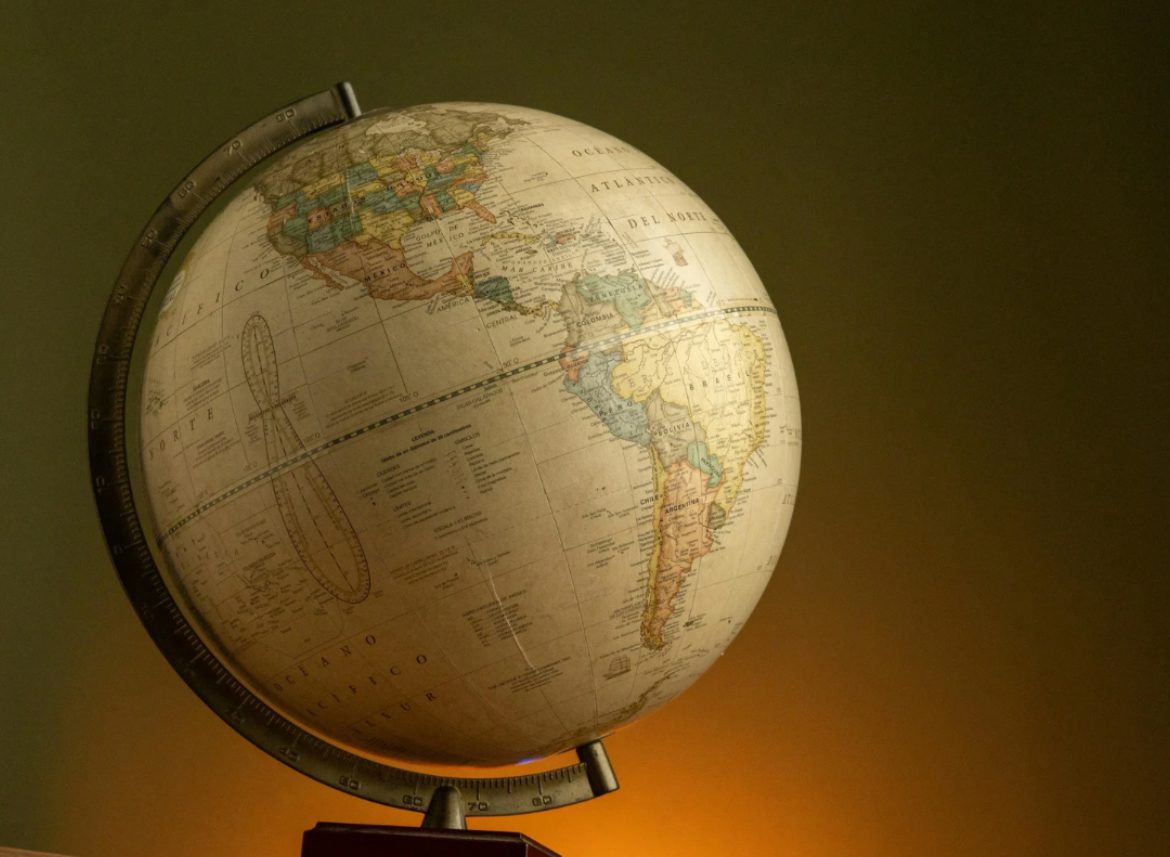 Alt="globe terrestre éclairé, symbole du monde contemporain et de sa fragilité"