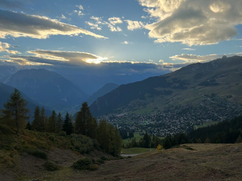 Alt=" coucher de soleil sur Verbier. Quand l'ombre s'accroche au soleil".