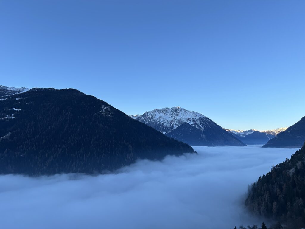 Alt= "Mer de nuages avec lumière à l’horizon – image d’espérance et de responsabilité"