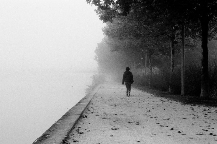 Alt="Tenir debout dans le brouillard"