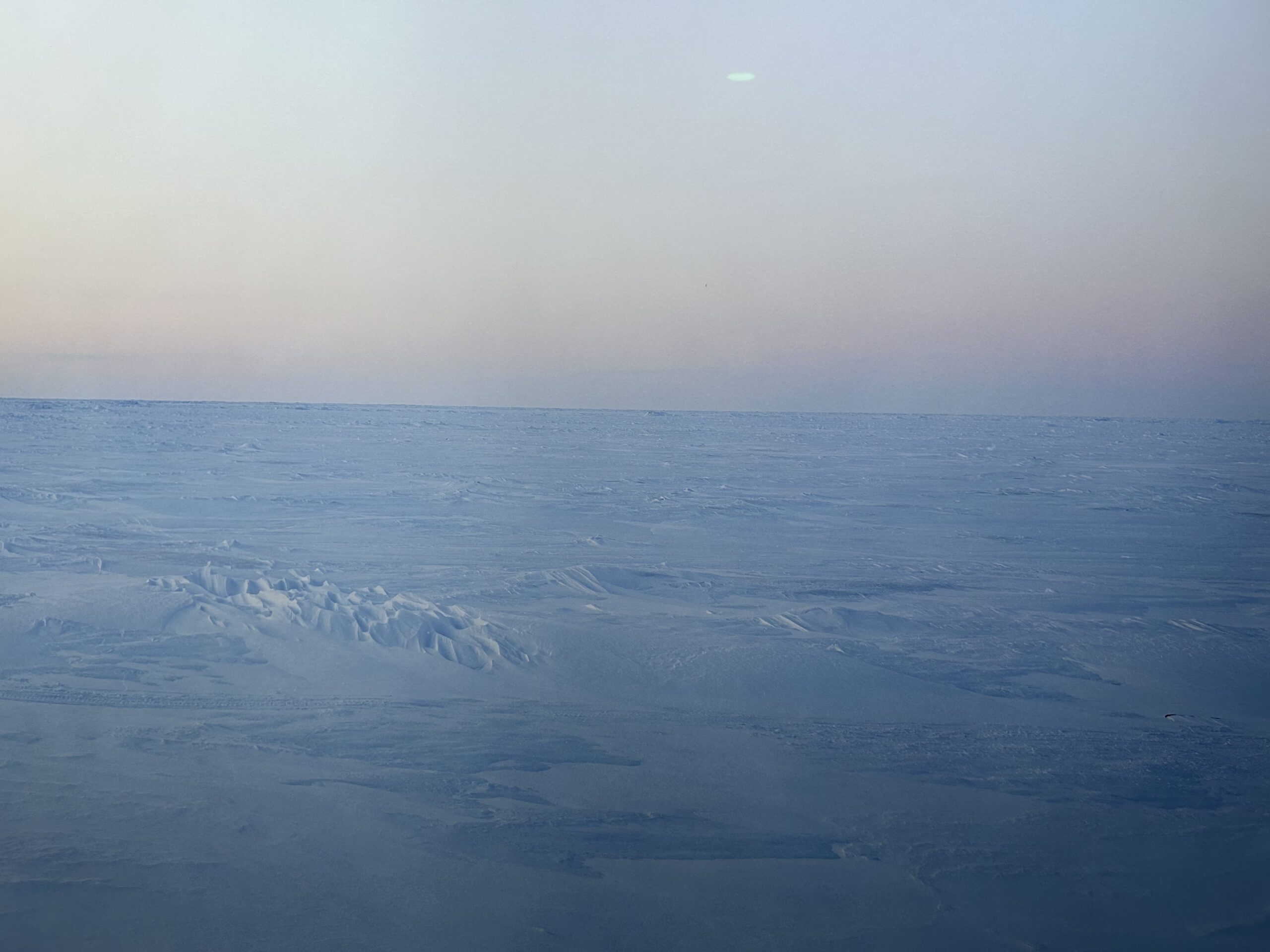 Alt ="Image de la mer de Chukchi prise par Dana Lixenberg mars 2007 MEP Paris symbolisant le silence"