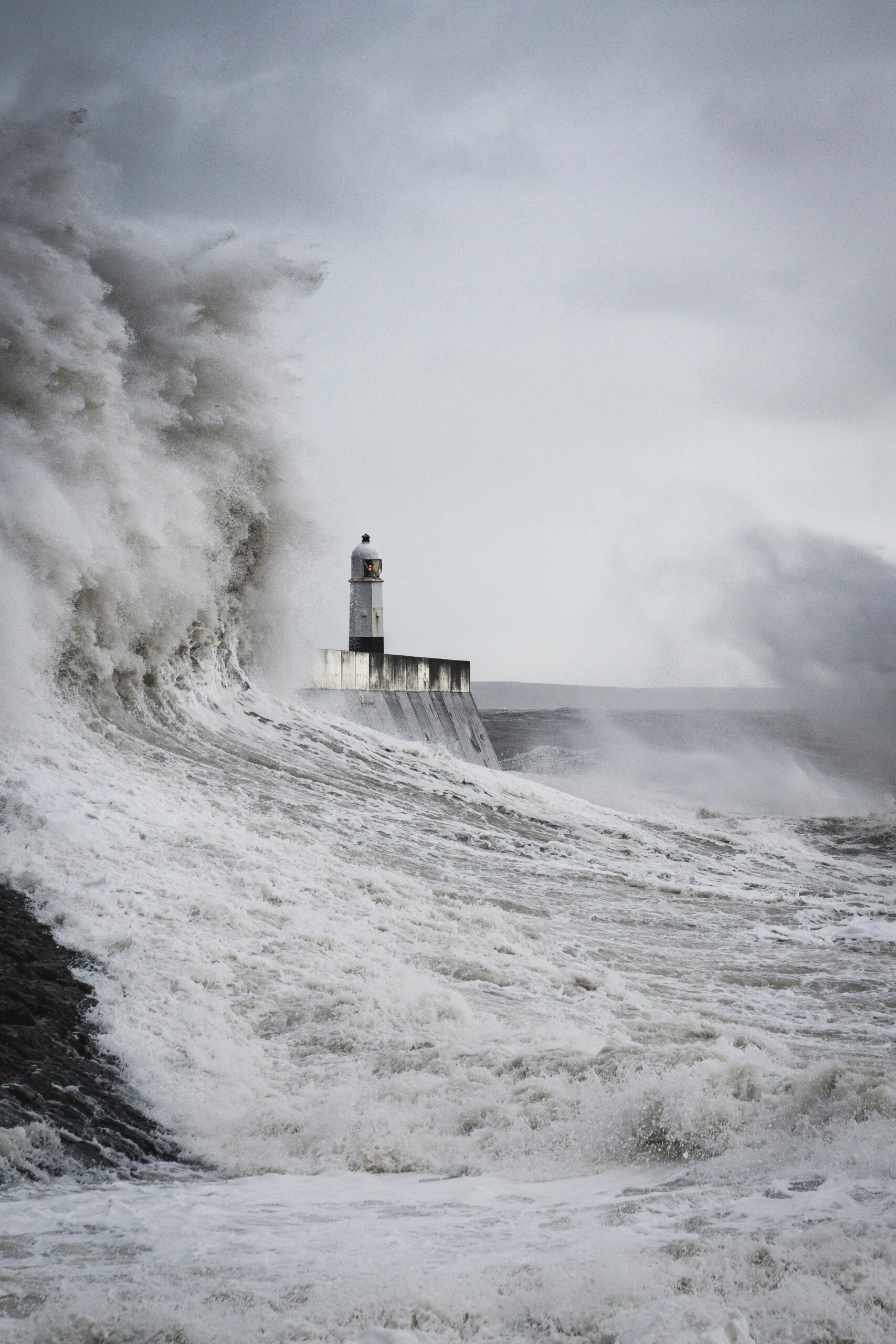 Alt =" Photo de Markus Woodbridge, phare dans une mer déchaînée"