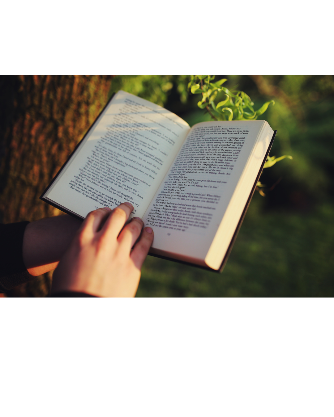 Lecture d'un livre devant un public dans une bibliothèque