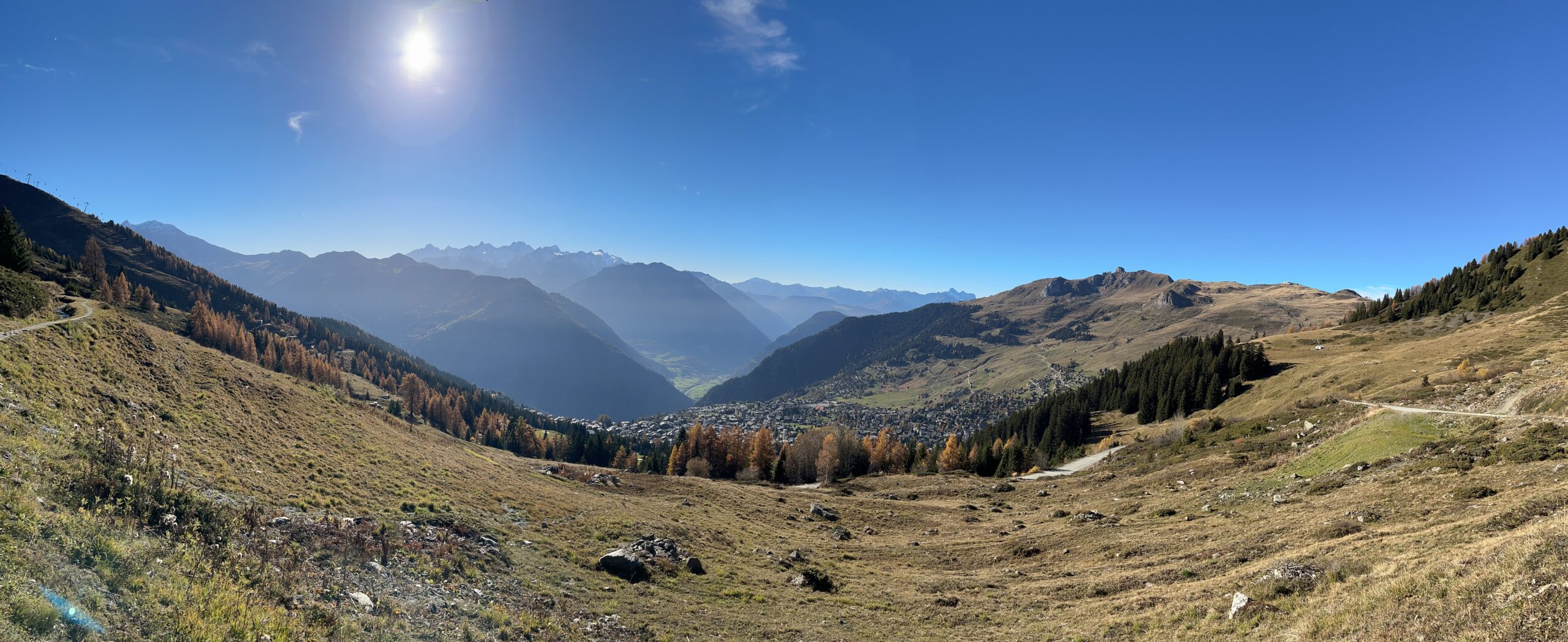 Alt = " Verbier sous le soleil vue depuis les alpages symbolisant la lumière et la confiance"